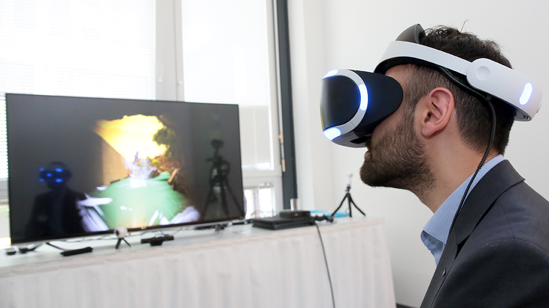 FANE, News: MWS17 Ein Mann trägt bei einer Demo eine VR-Brille