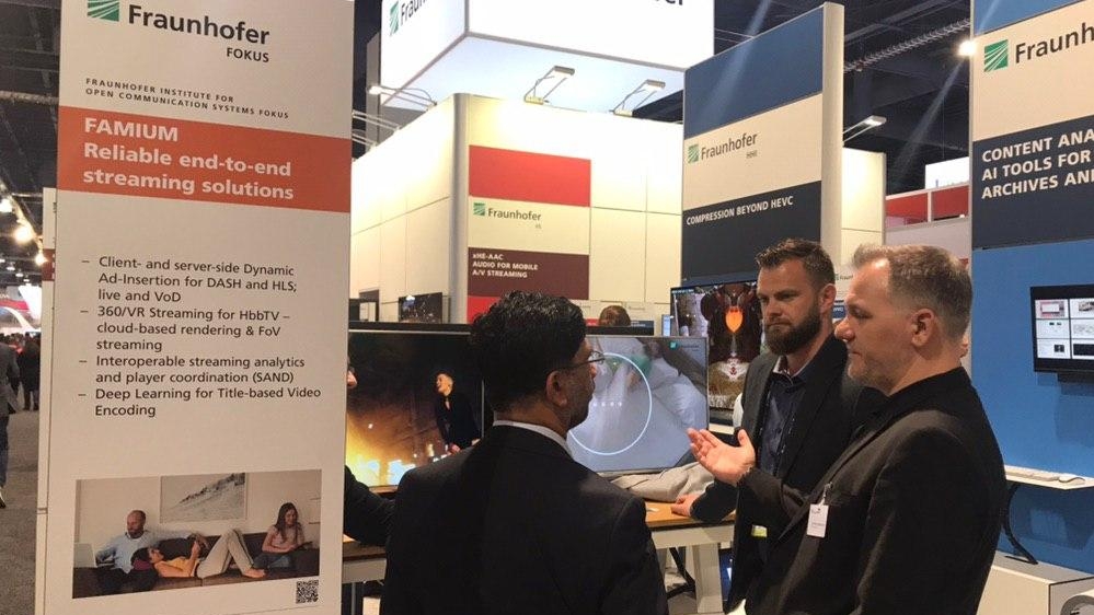 Mitarbeitende von Fraunhofer FOKUS auf dem Messestand der NAB Show