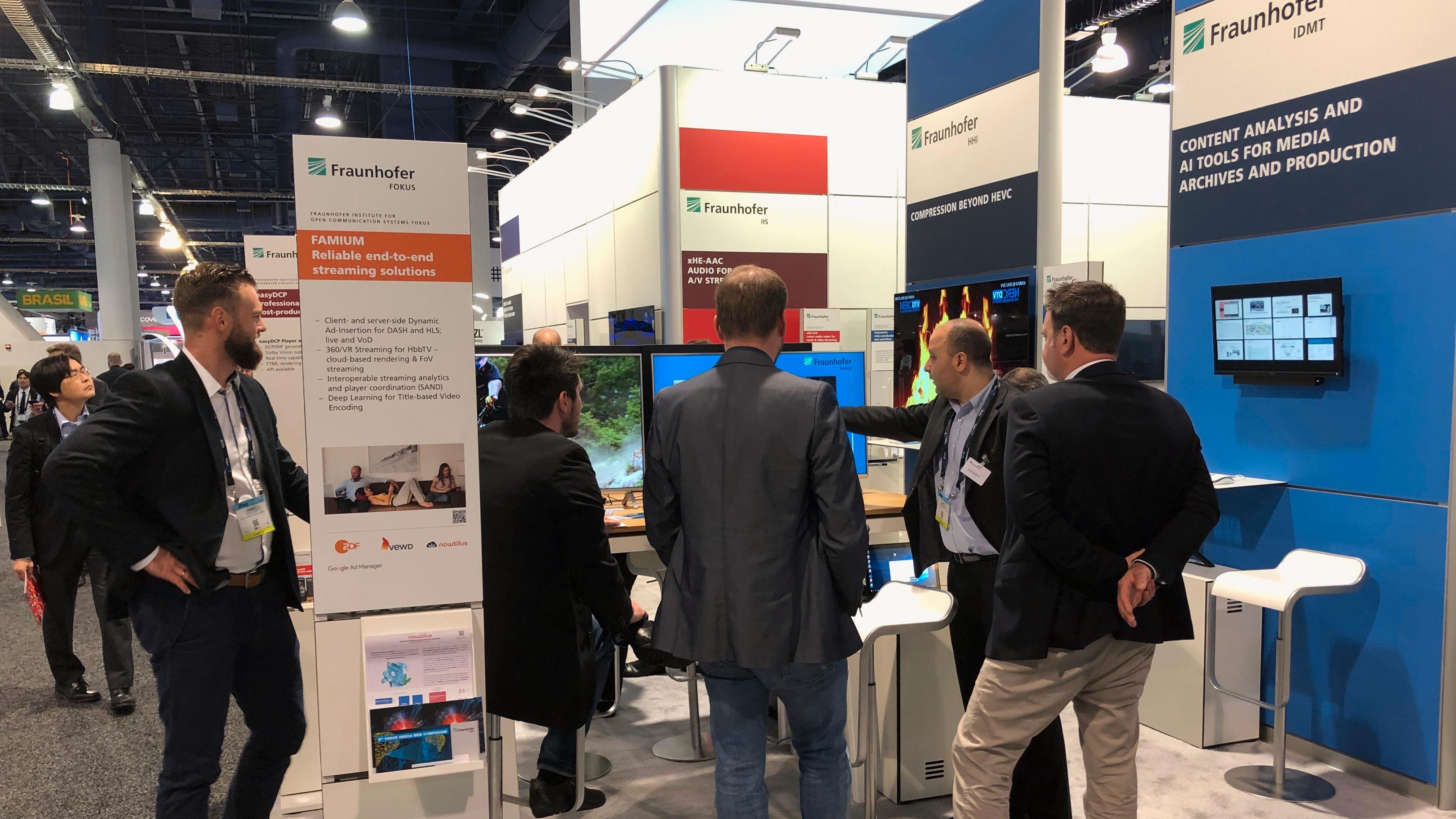 Mitarbeitende von Fraunhofer FOKUS auf dem Messestand der NAB Show