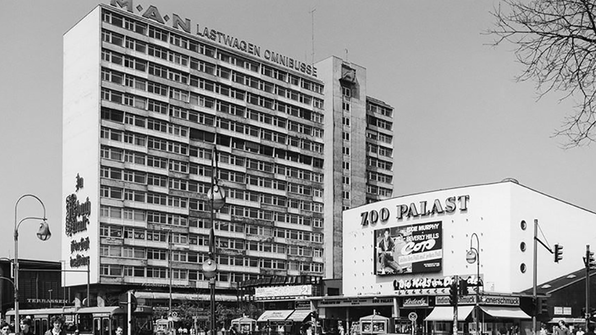 Historisches Schwarzweißfoto des »Zentrum am Zoo« mit dem »Zoo Palast« im Vordergrund in Berlin