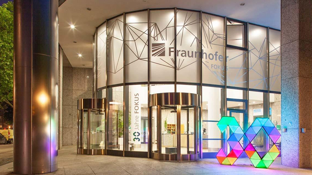 Eingang des Fraunhofer FOKUS mit einer bunten Lichtinstallation in Form einer 30 davor
