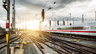 Zug verlässt Frankfurter Bahnhof 