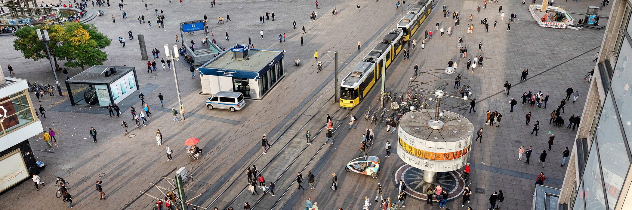 Blick von oben auf den Alexanderplatz in Berlin.