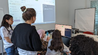 Teilnehmerinnen der Girls Hacker School bei Fraunhofer FOKUS