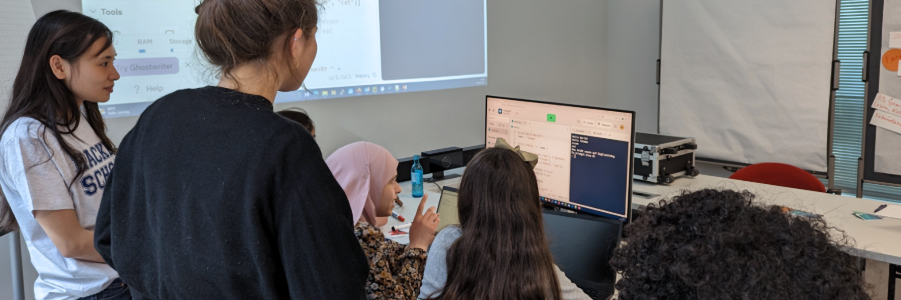 Teilnehmerinnen der Girls Hacker School bei Fraunhofer FOKUS