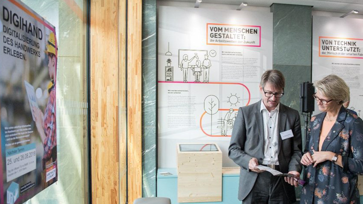 Auch Anja Karliczek, Bundesministerin für Bildung und Forschung, besuchte die DigiHand-Ausstellung – hier zusammen mit Dr. Michael Scharp, Projektleiter DigiHand.