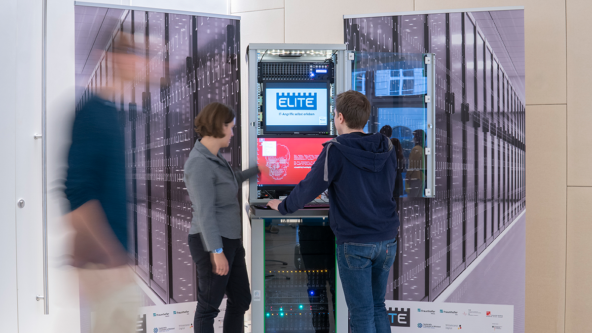 ESPRI, DPS, Projekt: Elite, Demo, Stand Demonstrator-Plattform für IT-Sicherheit am Stand des Projekts ELITE
