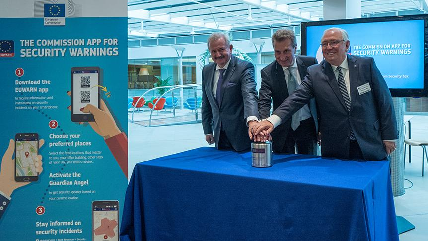 Beim offiziellen Start von »EUWARN« (v.l.n.r.): Prof. Reimund Neugebauer, Präsident der Fraunhofer-Gesellschaft, EU-Kommissar Günther Oettinger und Ortwin Neuschwander, Geschäftsführer der TURM solutions GmbH