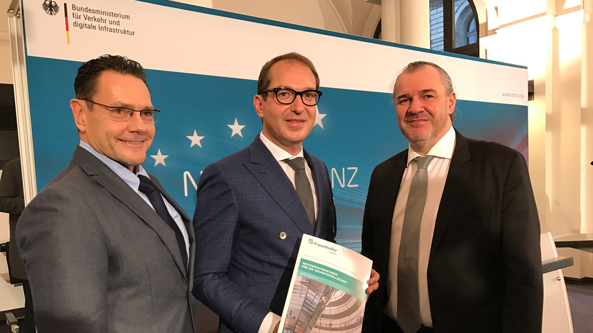 FOKUS, News: Zukunftsoffensive Gigabit-Deutschland Prof. Dr. Thomas Magedanz, Bundesminister Alexander Dobrindt, Prof. Dr. Manfred Hauswirth (v.l.) bei der Pressekonferenz anlässlich der Veröffentlichung der Studie.