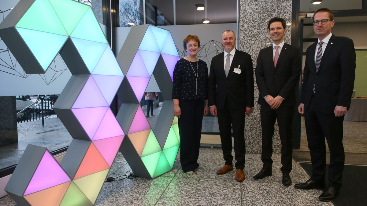 Die Institutsleitung des Fraunhofer FOKUS, Prof. Dr.-Ing. Ina Schieferdecker und Prof. Dr. Manfred Hauswirth, mit Prof. Dr. Georg Rosenfeld, Vorstandsmitglied der Fraunhofer Gesellschaft, und Steffen Krach, Staatssekretär für Wissenschaft und Forschung der Senatskanzlei Berlin.