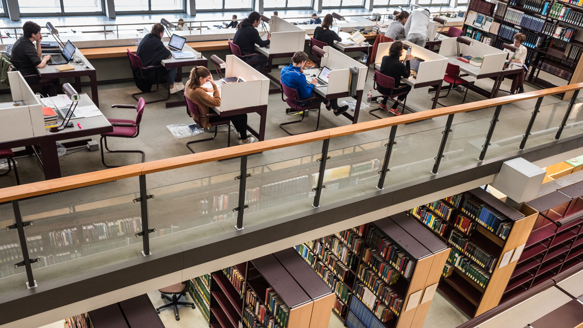 FOKUS, News: Leipzig-Berlin-Erklärung zu NFDI-Querschnittsthemen der Infrastrukturentwicklung Eine Bibliothek mit Computerarbeitsplätzen.