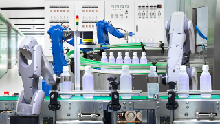 NGNI, News, 5GTSN Mehrere Roboterarme in einer Flaschenfabrik
