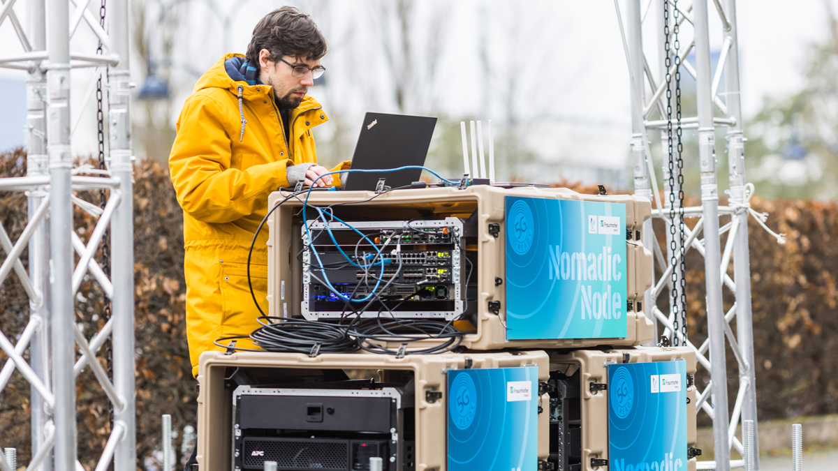 NGNI, News: 5G+ Nomadic Node, Field Trial Wissenschaftler arbeitet am Nomadic Node