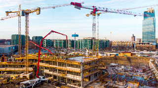 Großbaustelle einer Stadt.