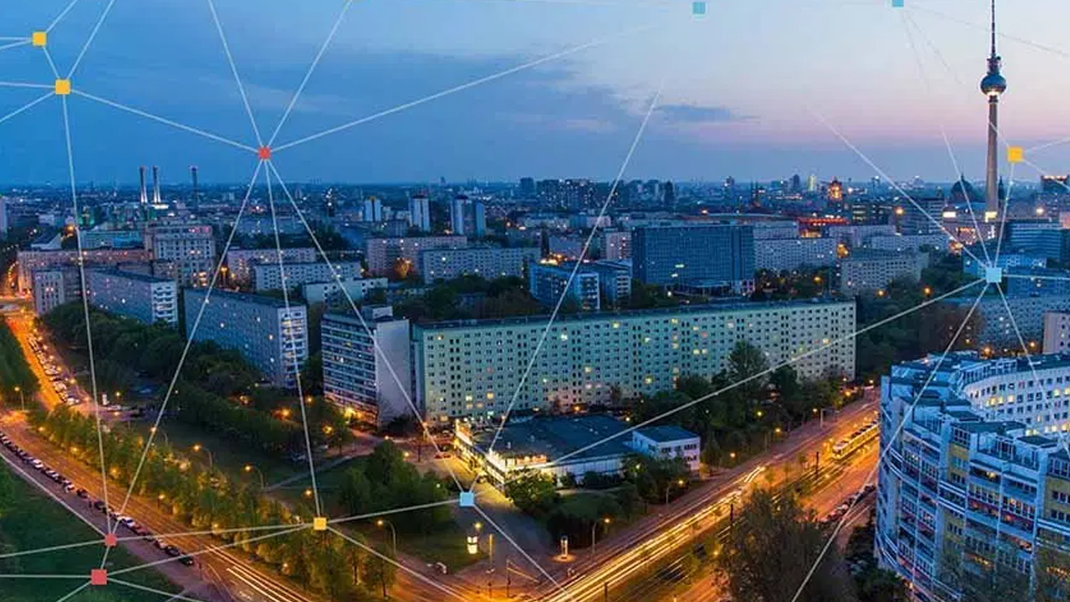 NGNI, Projekte: OpenMTC Wohngebiet in Berlin Mitte mit Fernsehturm am Abend. Im Vordergrund eine feine Netzstruktur mit bunten Knotenpunkten