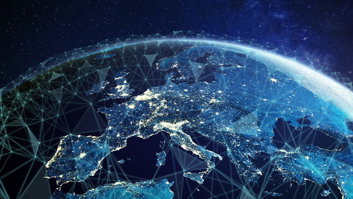 Telekommunikationsnetz über Europa aus dem Weltraum betrachtet, mit angeschlossenem System für europäisches 5g-LTE-Mobilfunknetz, globaler WiFi-Verbindung, Internet der Dinge (IoT) Technologie oder Blockchain-Fintech. Einige Elemente von der NASA 