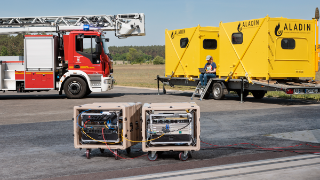 Man sieht ein Löschfahrzeug und die Nomadic Node Boxen.