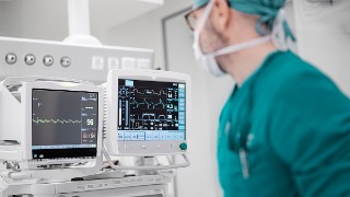 Arzt im Operationssaal mit medizinischen Geräten
