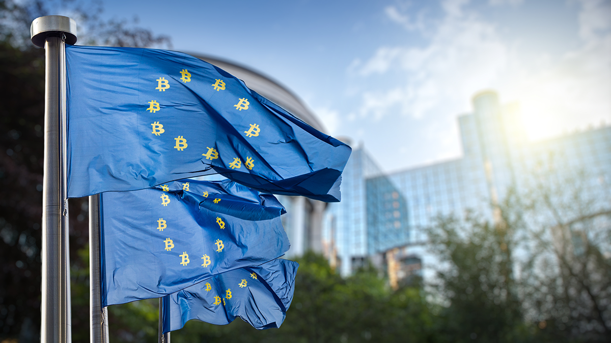 SQC, News: Blockchain Studie Auf der blauen Flagge das Symbol Bitcoin. Regulierung der Kryptowährung Bitcoin durch die Europäische Union.