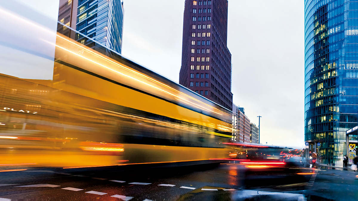 NGNI, Projekt: 5G Playground, FUSECO Bus fährt über eine Kreuzung am Potsdamer Platz in berlin und erschient durch hohe Belichtungsdauer verzerrt