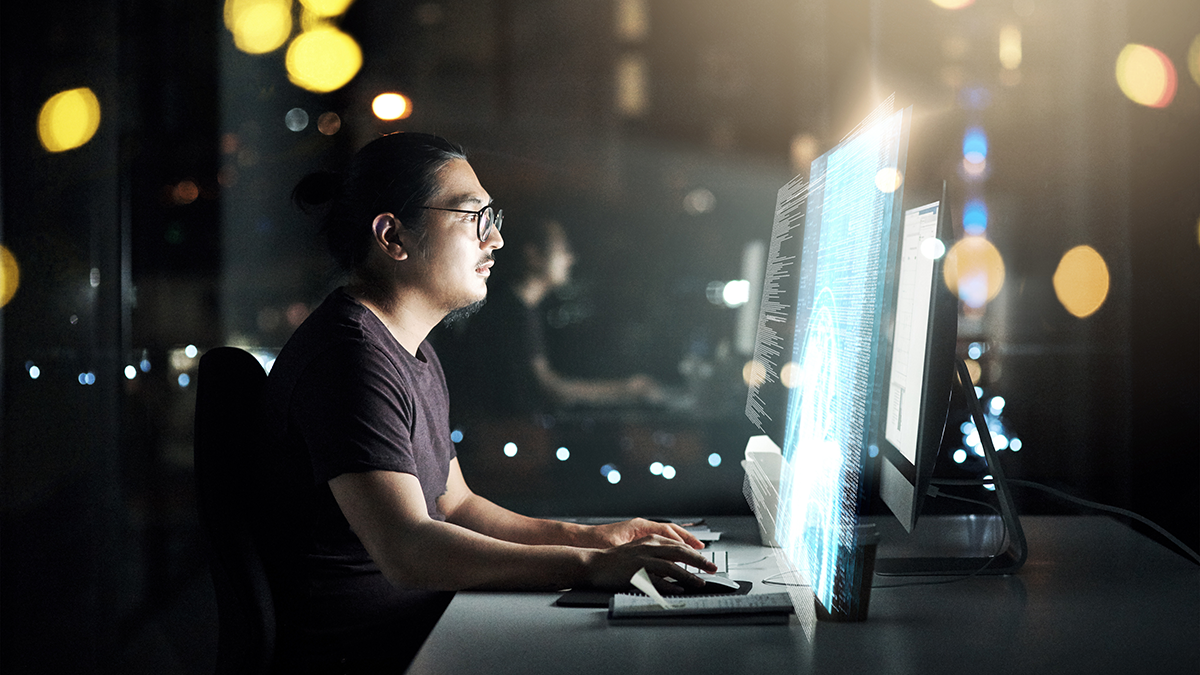 SQC, News: Quantenalgorithmen Ausschnitt eines männlichen Computerprogrammierers, der noch spät im Büro an einem neuen Code arbeitet