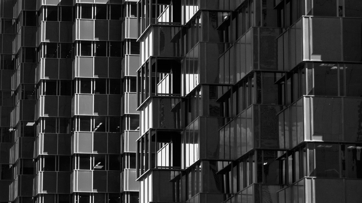 SQC, News: EU-SEC White Paper Continuous auditing certification Hausfassade mit Fenstern in Schwarz-Weiß
