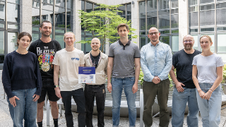 Mitarbeiterinnen und Mitarbeiter von Fraunhofer FOKUS mit einer Auszeichnung