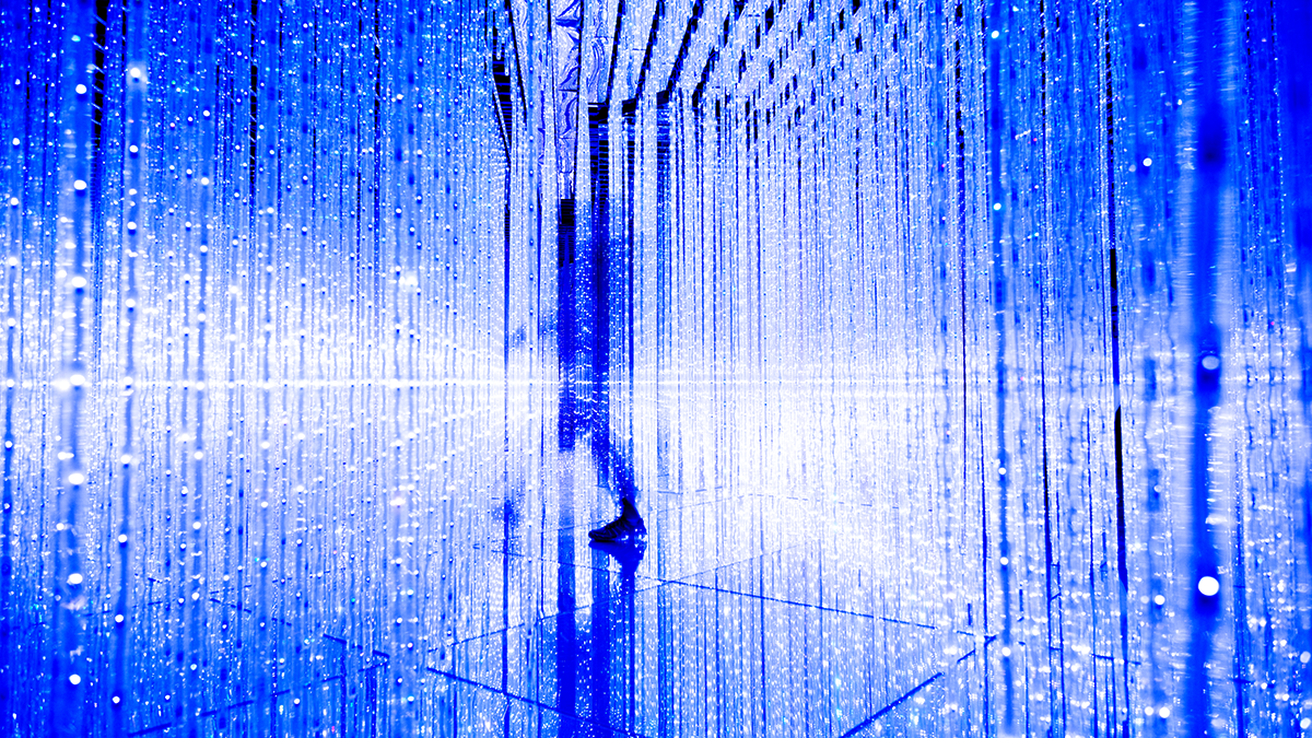 SQC, News: Quantum DevOps Mann geht im Blaulicht.