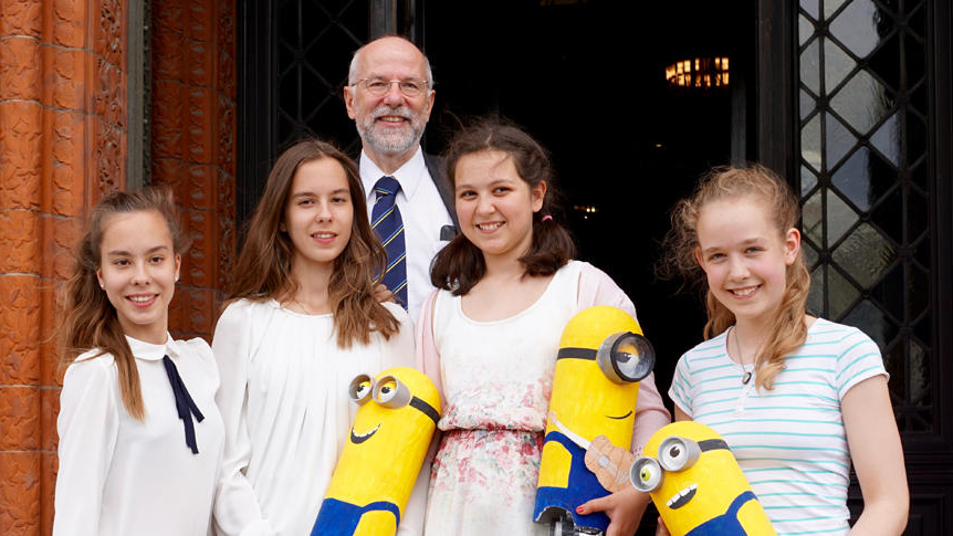 »Alpha Dancers« and their robots with Prof. Schlingloff in front of the Red City Hall