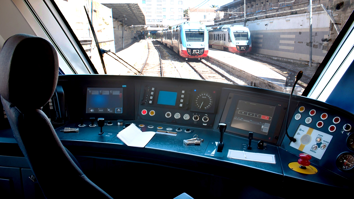 SQC, News: Tcholtchev als Sachverständiger Leeres Zugabteil auf dem europäischen Bahnhof. Blick aus dem Fenster auf die Eisenbahnen und Züge