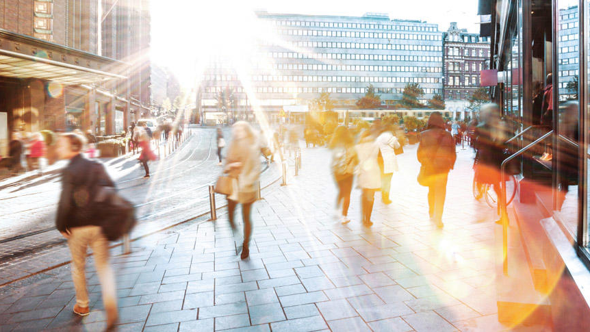 SQC, News: Urbane Datenräume Passanten auf dem Alexanderplatz bei starken Gegenlicht