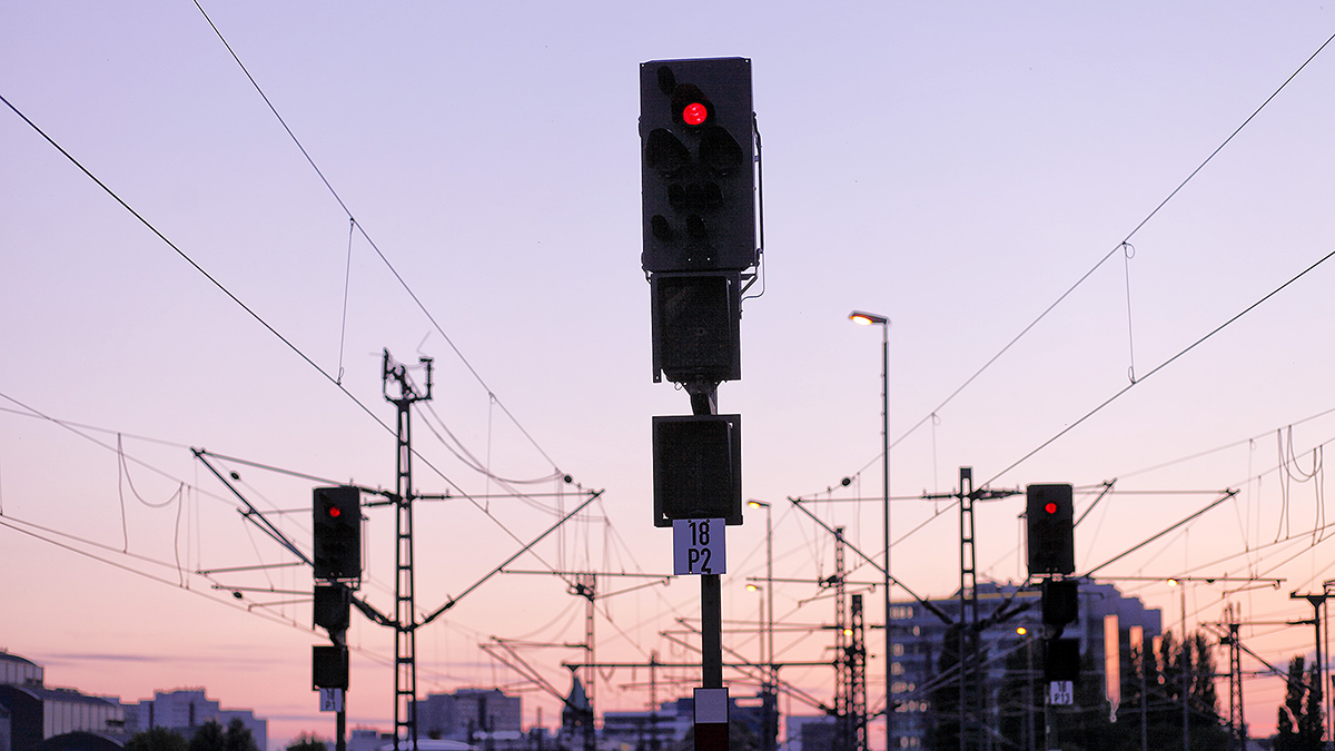 SQC, Projekte: OpenETCS Mehrere Signale an einer Gleisanlage im Sonnenuntergang