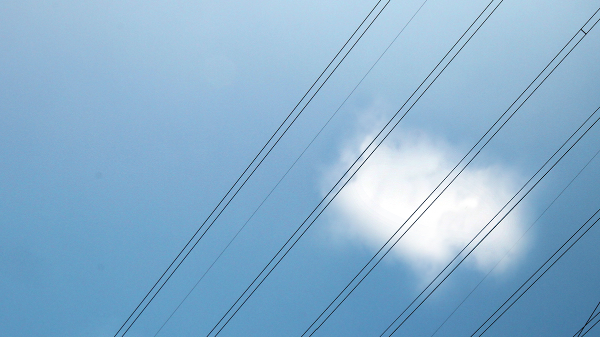 SQC, Projekte: Remics Blauer Himmel mit einer vereinzelten Wolke, im Vordergrund Kabel einer Hochspannungsleitung