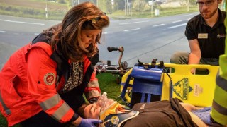 Rettungskräfte proben einen Rettungseinsatz in der Simulationsarena