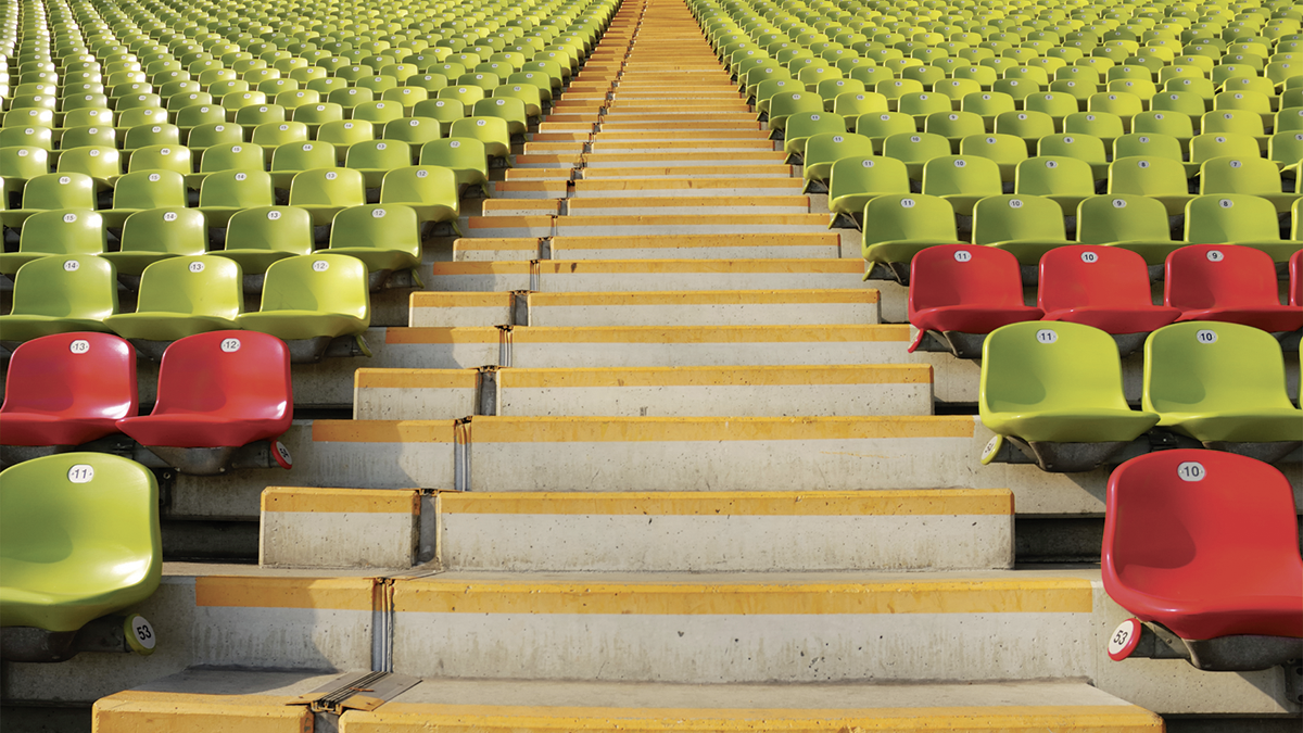 SQC, Technologien: FOKUS!MBT Tribüne im Stadion in der eine steile Treppe nach oben führt, links und rechts Sitzreihen mit hellgrünen und roten Stühlen