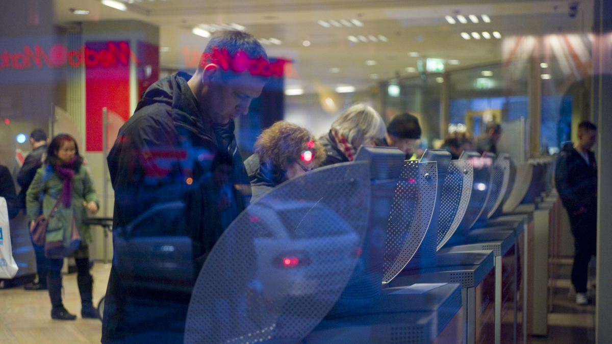 SQC, Projekte, Arbeitsgebiete: Verification, Prevent Mehrere Personen heben Geld an einer Reihe von Geldautomaten ab