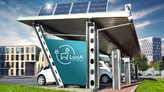 Große Solartankstelle Carport mit Elektroauto in Stadt