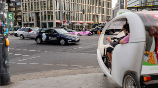 Kreuzung am Potsdamer Platz mit verschiedenen Fahrzeugen