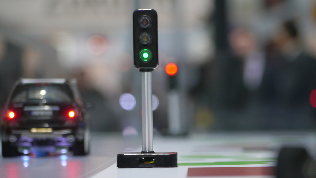 Modell einer Ampel und eines Autos auf der Teststrecke im Smart Mobility Lab bei Fraunhofer FOKUS