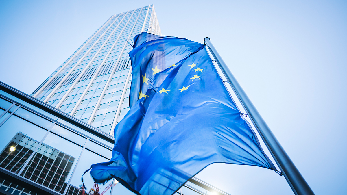 DPS, Projekte: GEN6 "Stock Market; European Union Currency; Photography; Building Exterior; Nobody; Flagpole Sitting; Europa Tower; Banking; European Community; European Central Bank; Euro Symbol; Color Image; European Union Symbol; European Union Flag; Skyscraper; Directly Below; Office Building; Star Shape; Blue; Glass; Metal; Business; Finance; Outdoors; Horizontal; Low Angle View; Frankfurt; Hessen; Western Europe; Europe; Sky; Window; Bank; Built Structure; Financial District; Flag; Symbol; EZB";
