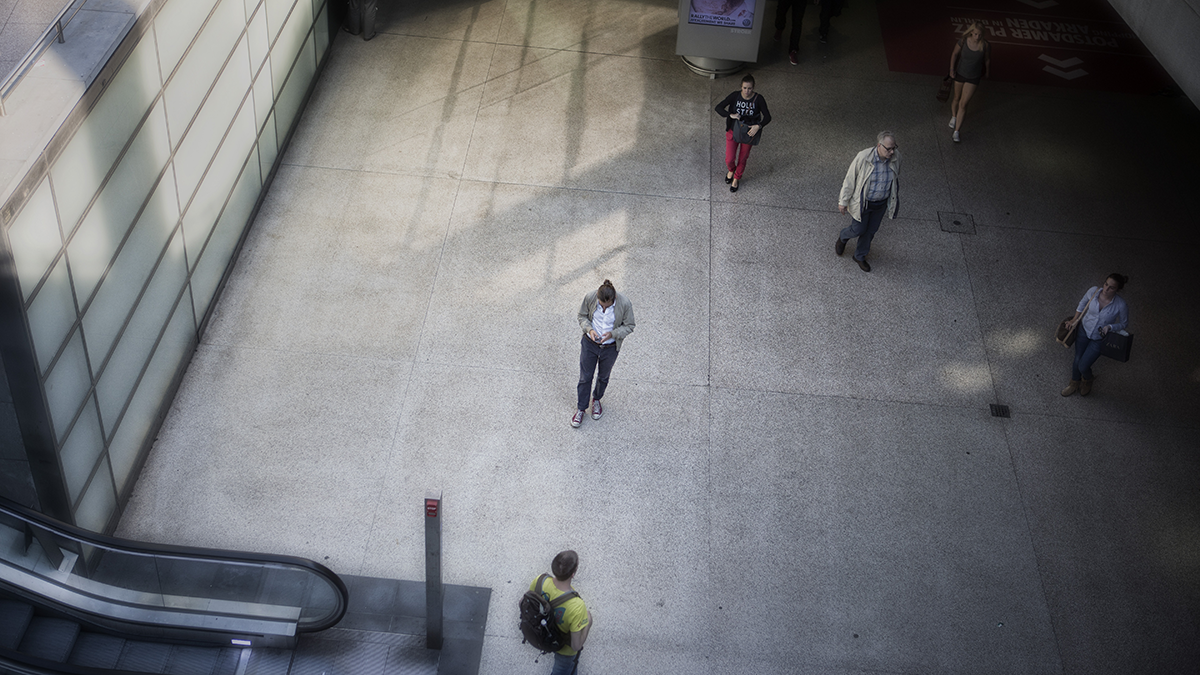 ESPRI, Projekt, Vorschaubild: CityRisks Berlin Potsdamer Platz 2014, Blick in den Fußgängertunnel der S-Bahnstation mit Rolltreppe und Passanten