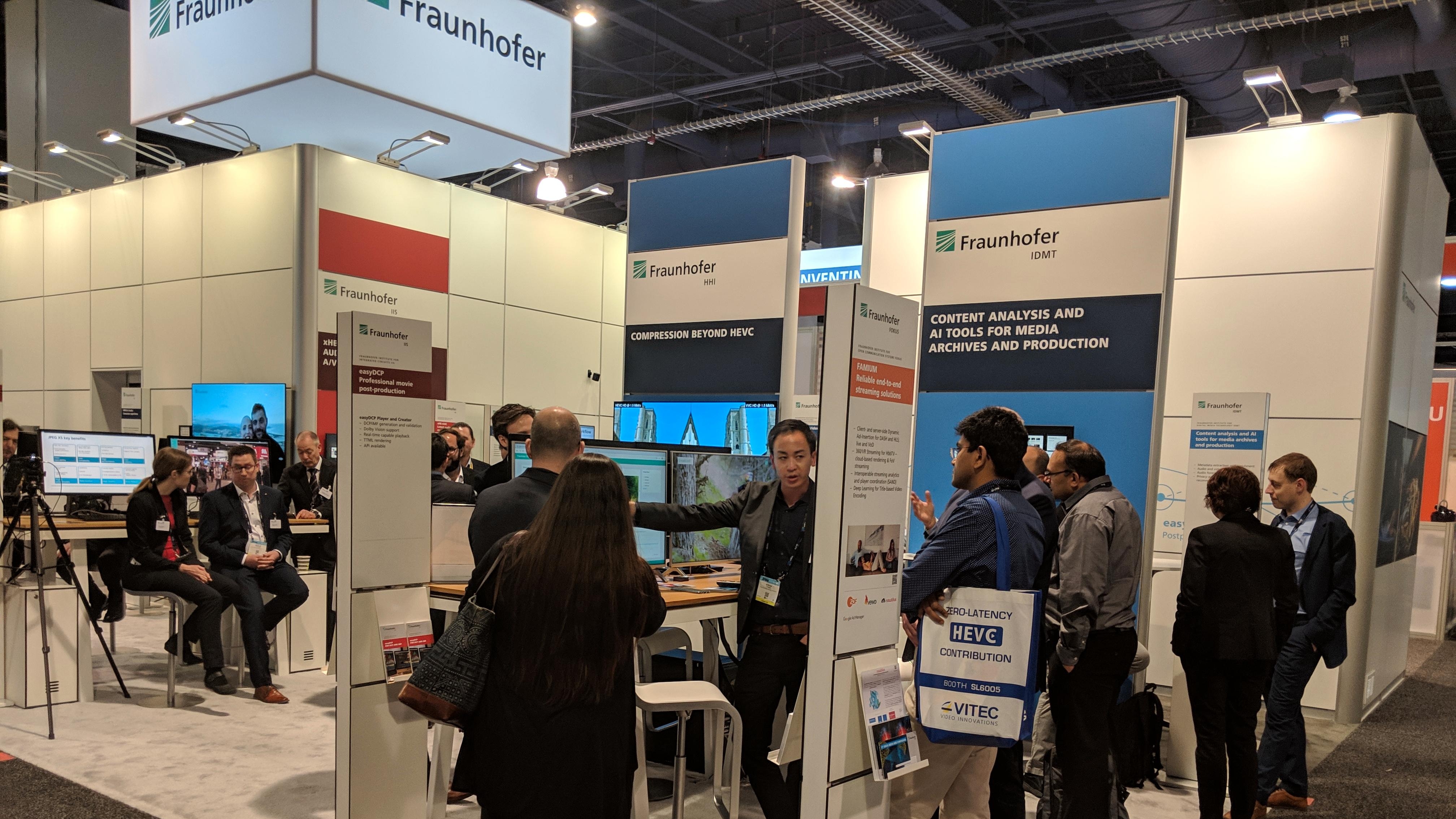 Mitarbeitende von Fraunhofer FOKUS auf dem Messestand der NAB Show