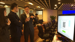 Christopher Krauß präsentiert HbbTV-Anwendungen beim CHOICE Workshop 2015