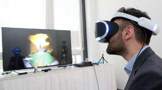 FANE, News: MWS17 Ein Mann trägt bei einer Demo eine VR-Brille