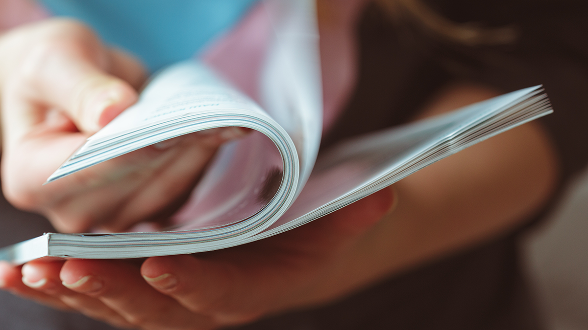 DPS, News: Publikation Eine Person blättert durch eine Printbroschüre