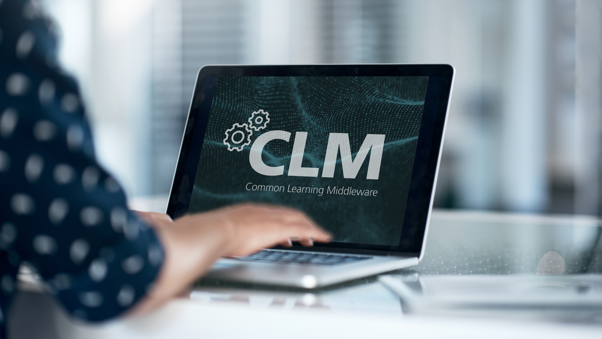 Eine Person am Laptop, auf dem Bildschirm wird CLM - Common Learning Middleware - angezeigt