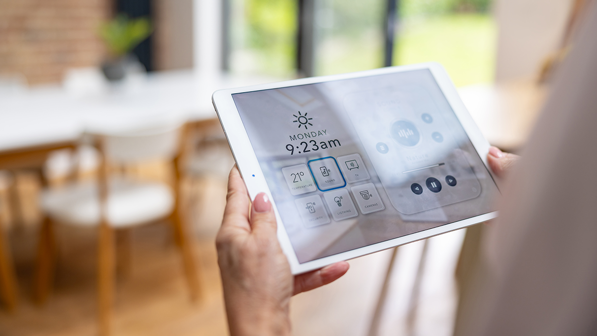 FAME, Projekte: Future Home Close-up on a woman using an automated system in her smart home using a tablet computer - domestic life concepts