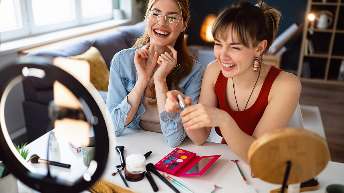 FAME, Projekte: mCDN Two young women, influencers, recording a make-up tutorial for their vlog.