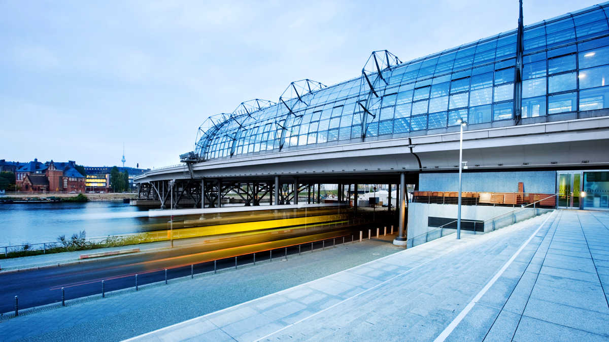 Berlin; Public; Transit; blaue Stunde; Bewegung; Verkehr; Traffic; 