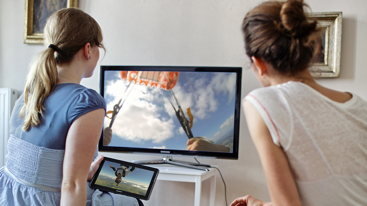 Projekt "TV Predictor" FAME; Freundinnen beim Fernsehen